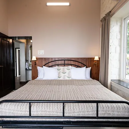 Saffronstays Blue Infinitum Lakeview, Pawna-3